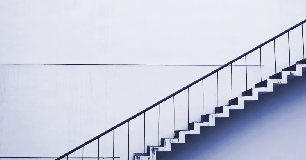Symbolbild für Account Based Marketing ABM: Treppenstufen führen nach oben